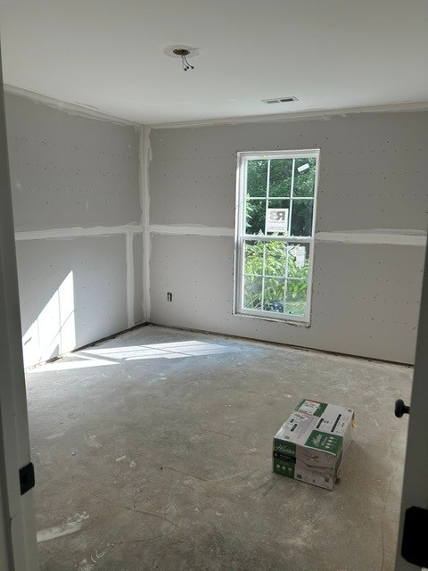 licensed general contractor Charlotte NC,licensed contractor Charlotte,NC general contractor license requirements,hire a contractor Charlotte NC,Charlotte home renovation contractor,NC Licensing Board for General Contractors,unlicensed contractor risks,Charlotte NC building permits